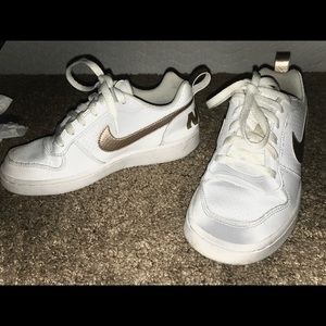 I’m selling NIKE shoes!